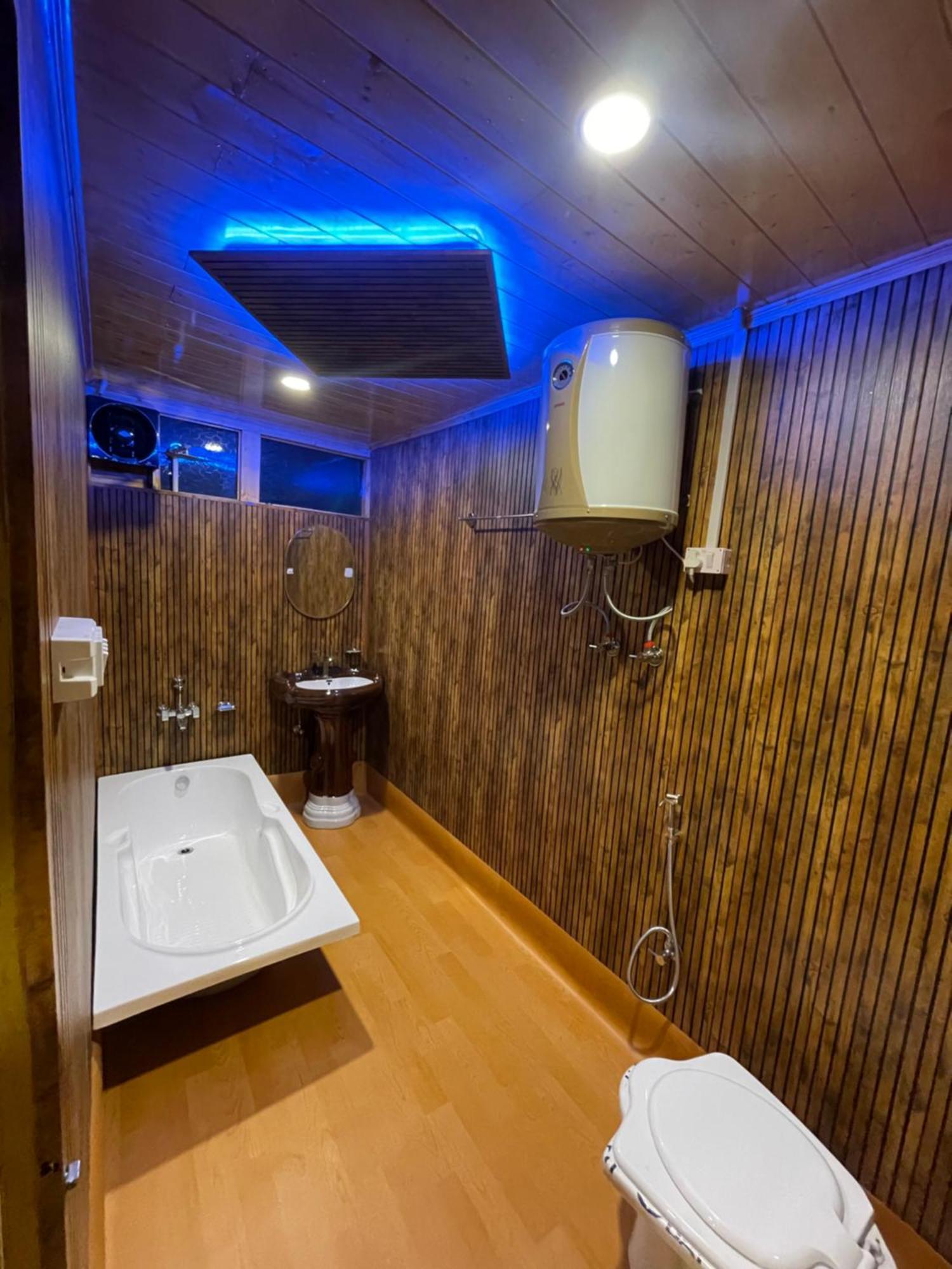 Hb Nancy Group Of Houseboats Hotel Srinagar  Exterior photo